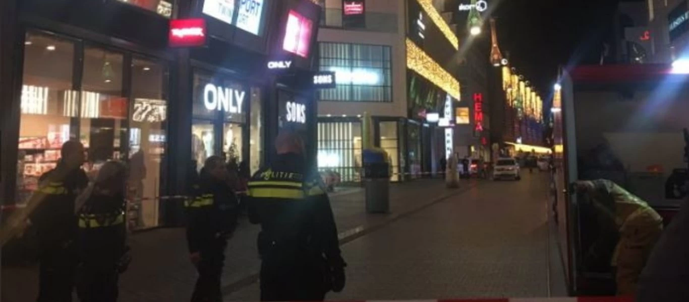 Χάγη: Ανθρωποκυνηγητό για τη σύλληψη του μελαμψού δράστη - Τρεις τραυματίες από την επίθεση σε πολυκατάστημα